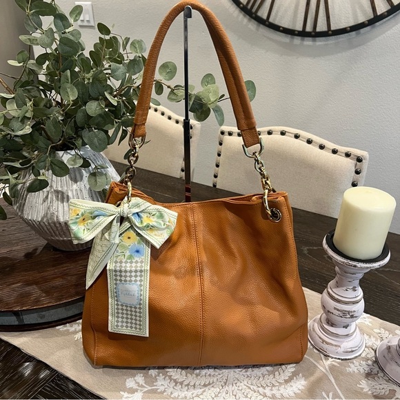 Elegant Currie & Pelle Tan Leather Handbag with Gold Accent - Picture 1 of 11